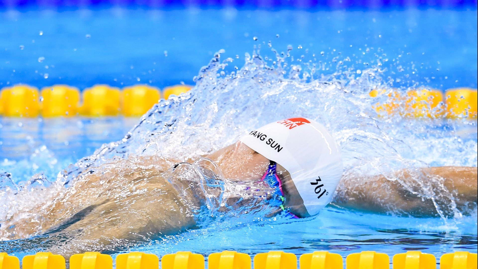 体育仲裁裁决引发争议,某国游泳选手兴奋剂禁赛期减半