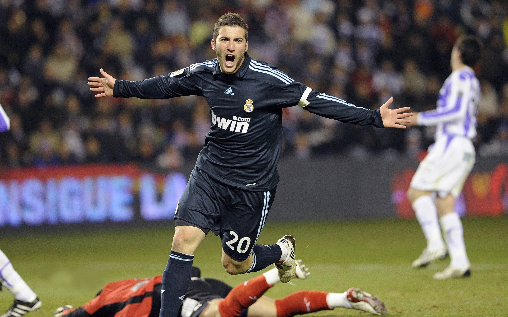 梅西第八次荣膺金球奖 刷新足坛历史纪录